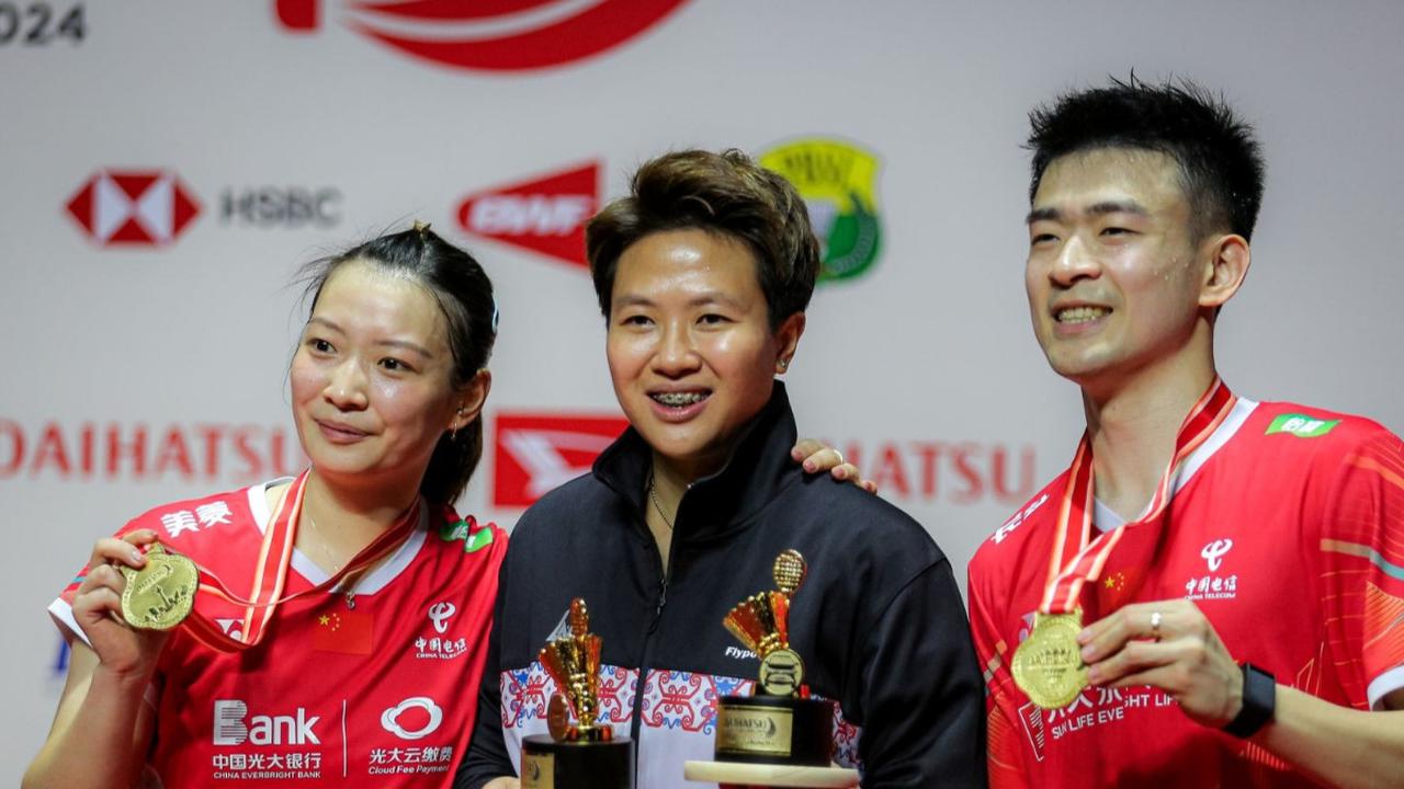 Pada kesempatan tersebut, mereka pun berfoto bersama di podium dengan medali dan trofi juara Indonesia Masters 2024 usai mengalahkan pasangan ganda campuran Jepang, Hiroki Midorikawa/Natsu Saito.<br>(Foto Bola.com / Bagaskara Lazuardi)<br>