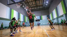 Pemain Timnas Basket Indonesia, Muhammad Arighi (tengah kiri)&nbsp;berusaha mencetak poin saat pemusatan latihan Timnas Basket Indonesia untuk SEA Games 2023 Kamboja di GBK Arena, Senayan, Jakarta, Rabu (03/05/2023). (Bagaskara Lazuardi)