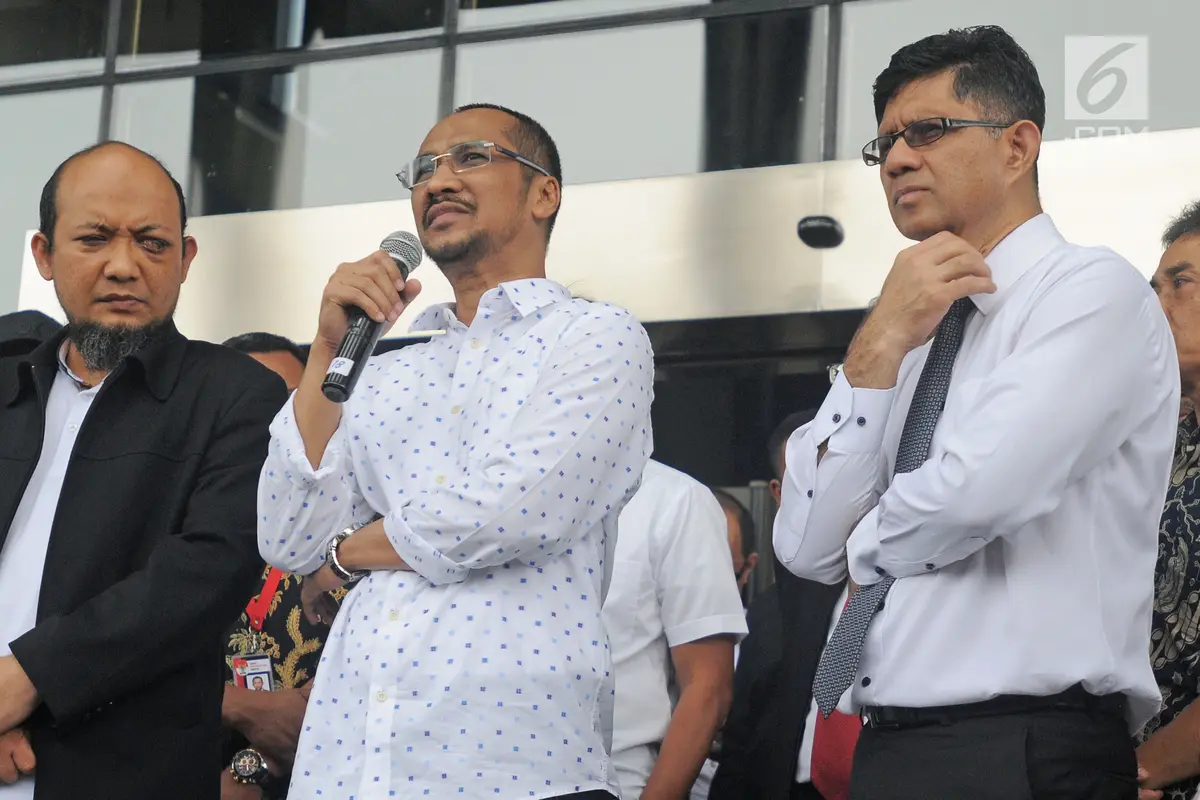 Tiba di KPK, Novel Baswedan Disambut Peluk Hangat Abraham Samad