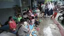 Warga yang rumahnya terendam banjir mengungsi di Gedung SMP Negeri 26, Jalan Kebon Pala, Kampung Melayu, Jatinegara, Jakarta Timur, Selasa (6/2). Sekolah masih tetap masuk, tetapi hanya diabsen karena tidak adanya listrik. (Liputan6.com/Arya Manggala)