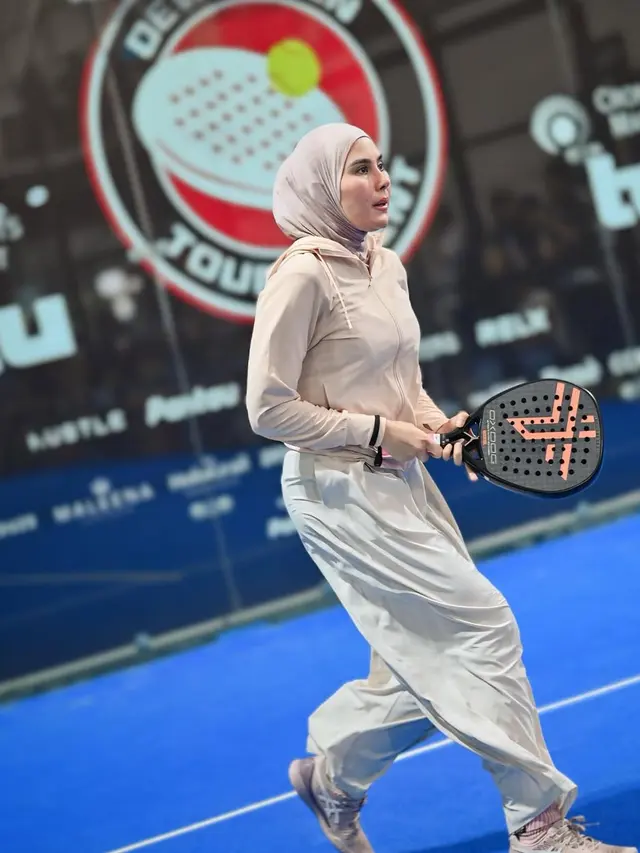 Potret Syahnaz Sadiqah Main Padel Bareng Caca Tengker/Instagram @syahnasz