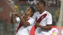 Pemain Peru, Christian Cueva (kiri) merayakan gol ke gawang Skotlandia bersama rekannya, Andre Carrillo pada laga uji coba di Lima, Peru, (29/5/2018). Peru menang 2-0. (AP/Martin Mejia)