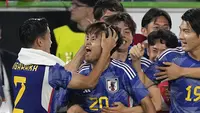 Pemain Timnas Jepang, Takefusa Kubo (tengah), melakukan selebrasi bersama rekan satu timnya setelah berhasil mengalahkan Jerman dalam pertandingan persahabatan yang berlangsung di Volkswagen Arena, Wolfsburg, Minggu (10/9/2023). (AP Photo/Martin Meissner)