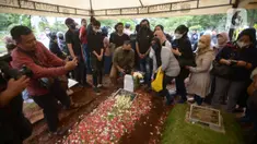 Pemeran Hans dalam Si Doel Anak Sekolahan, Adam Jagwani (tengah) saat menghadiri prosesi pemakaman aktris senior Aminah Cendrakasih atau Mak Nyak di TPU Karet Bivak, Jakarta, Kamis (22/12/2022). Adam Jagwani mengatakan Mak Nyak sudah dia anggap sebagai ibunya sendiri. (merdeka.com/Imam Buhori)