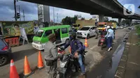 Petugas gabungan memberhentikan pengendara motor berpelat ganjil di Perempatan Yasmin, Kota Bogor, Sabtu (6/2/2021). Pemkot Bogor mulai menerapkan kebijakan ganjil-genap setiap akhir pekan untuk mengurangi mobilitas warga di tengah meningkatnya kasus positif COVID-19. (merdeka.com/Arie Basuki)