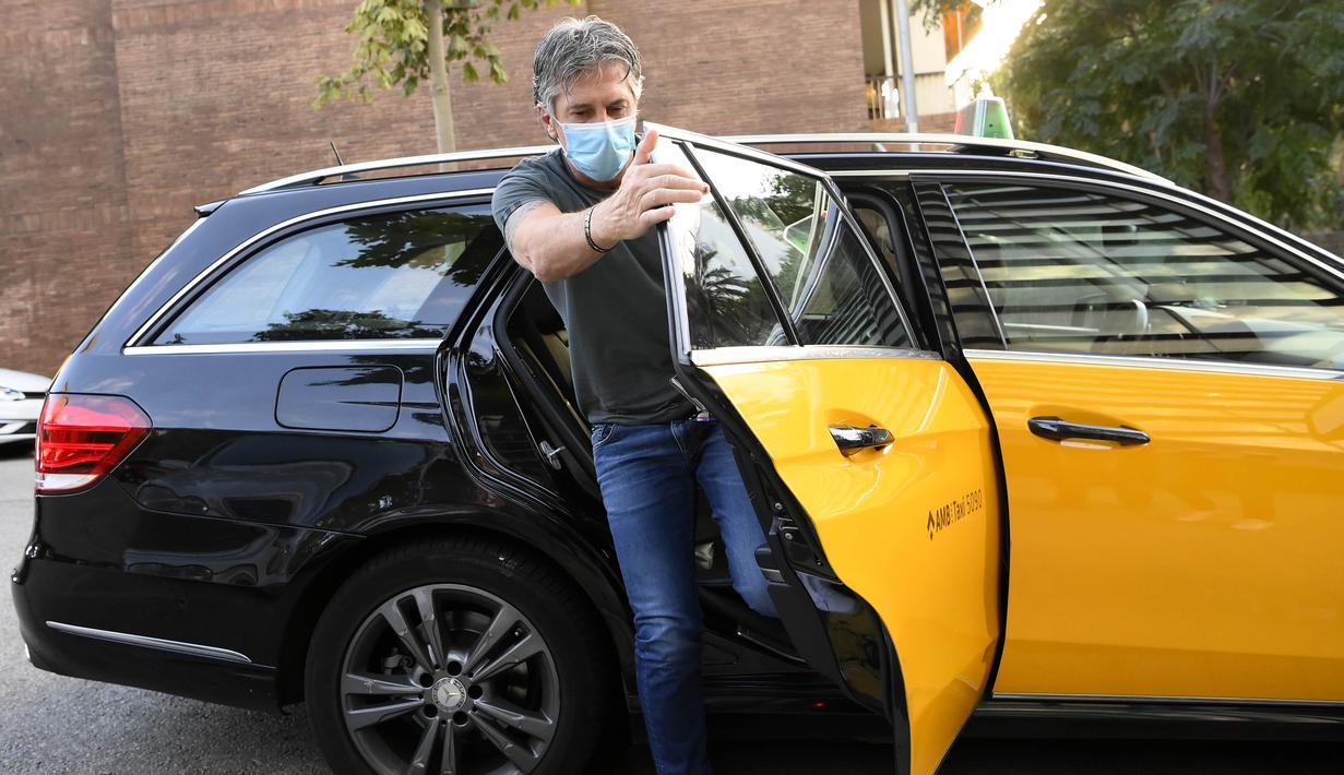 Ayah sekaligus agen Lionel Messi, Jorge Messi, turun dari mobil di Barcelona, Rabu (2/9/2020). Kedatangan ayah Messi tersebut untuk membahas masa depan anak nya di Barcelona. (AFP/Lluis Gene)