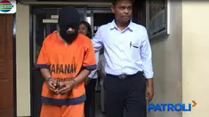 Modus yang digunakan pelaku yakni dengan berpura pura hendak mandi dan ganti baju ke rumahnya karena kehujanan.
