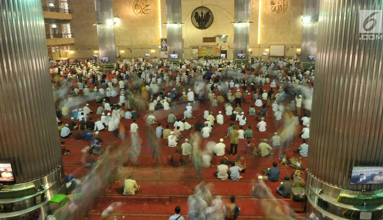 Sejumlah umat muslim memadati Masjid Istiqlal, Jakarta Pusat, untuk menunaikan salat Jumat, Jumat (23/6). Umat muslim memadati masjid Istiqlal menunaikan salat Jumat terakhir pada bulan Ramadan 1438 H. (Liputan6.com/Helmi Afandi)