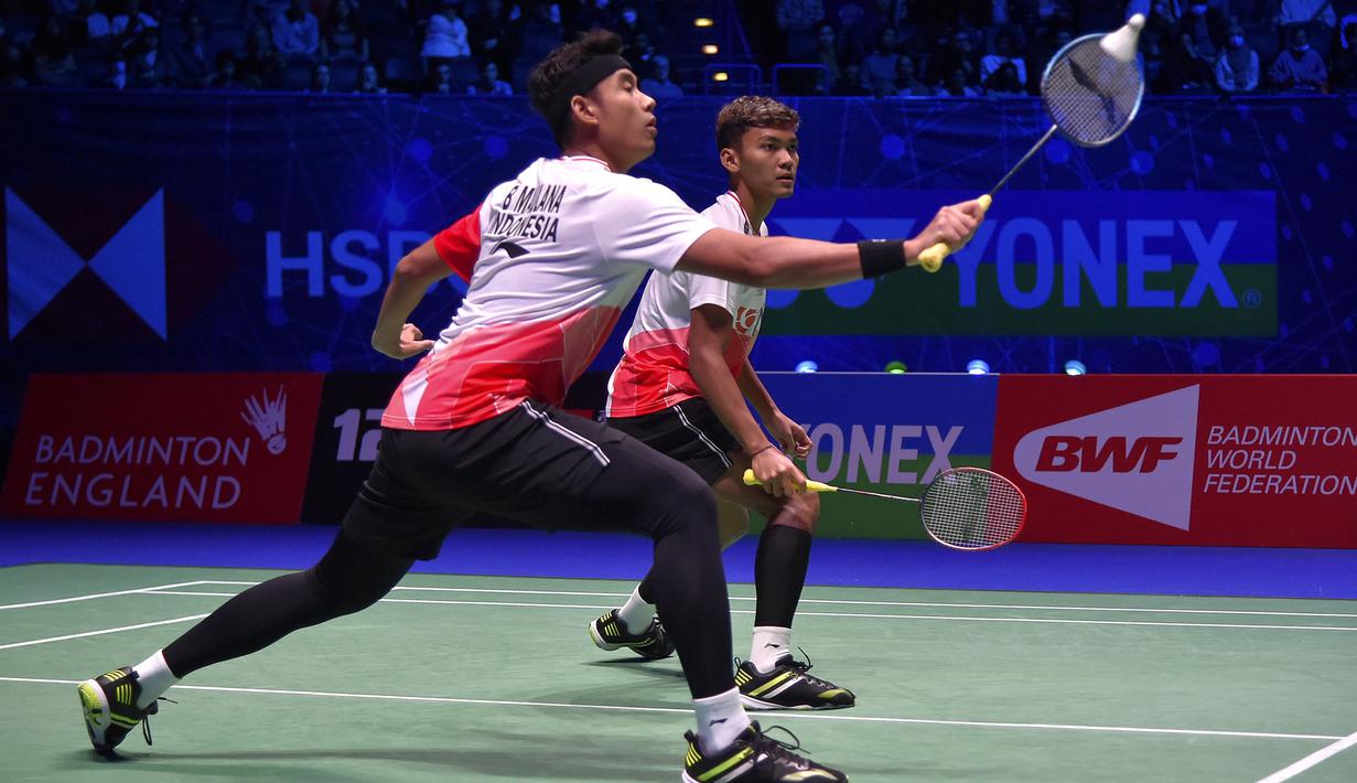 Muhammad Shohibul Fikri/Bagas Maulana yang menempati peringkat 29 BWF tampil di final All England dalam keikutsertaannya yang pertama kali menghadapi seniornya Mohammad Ahsan/ Hendra Setiawan yang diunggulkan ditempat kedua dan mengincar gelar ketiga. (AP/Rui Vieira)