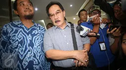 Mantan Ketua KPK Antasari Azhar didampingi pengacaranya Boyamin Saiman mendatangi Polda Metro Jaya, Jakarta, Rabu (1/2). Antasari Azhar akan mempertanyakan penanganan perkara laporan SMS gelap yang dilaporkannya sejak 2011 (Liputan6.com/Immanuel Antonius)