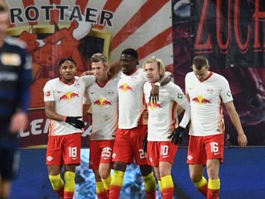 Pemain RB Leipzing merayakan gol yang dicetak Emil Forsberg ke gawang Union Berlin pada laga lanjutan Liga Jerman di Red Bull Arena Stadium, Kamis (21/1/2020) dini hari WIB. RB Leipzig menang tipis 1-0 atas Union Berlin. (AFP/Annegret Hilse/pool)