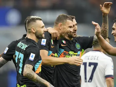 Inter Milan berhasil menang besar 6-1 atas Bologna dalam laga pekan ke-4 Liga Italia 2021/2022 di San Siro Stadium, Milan, Sabtu (18/9/2021). Dengan mengoleksi 10 poin, Nerazzurri sementara memimpin klasemen dibuntuti, AS Roma, AC Milan dan Napoli. (AP/Luca Bruno)