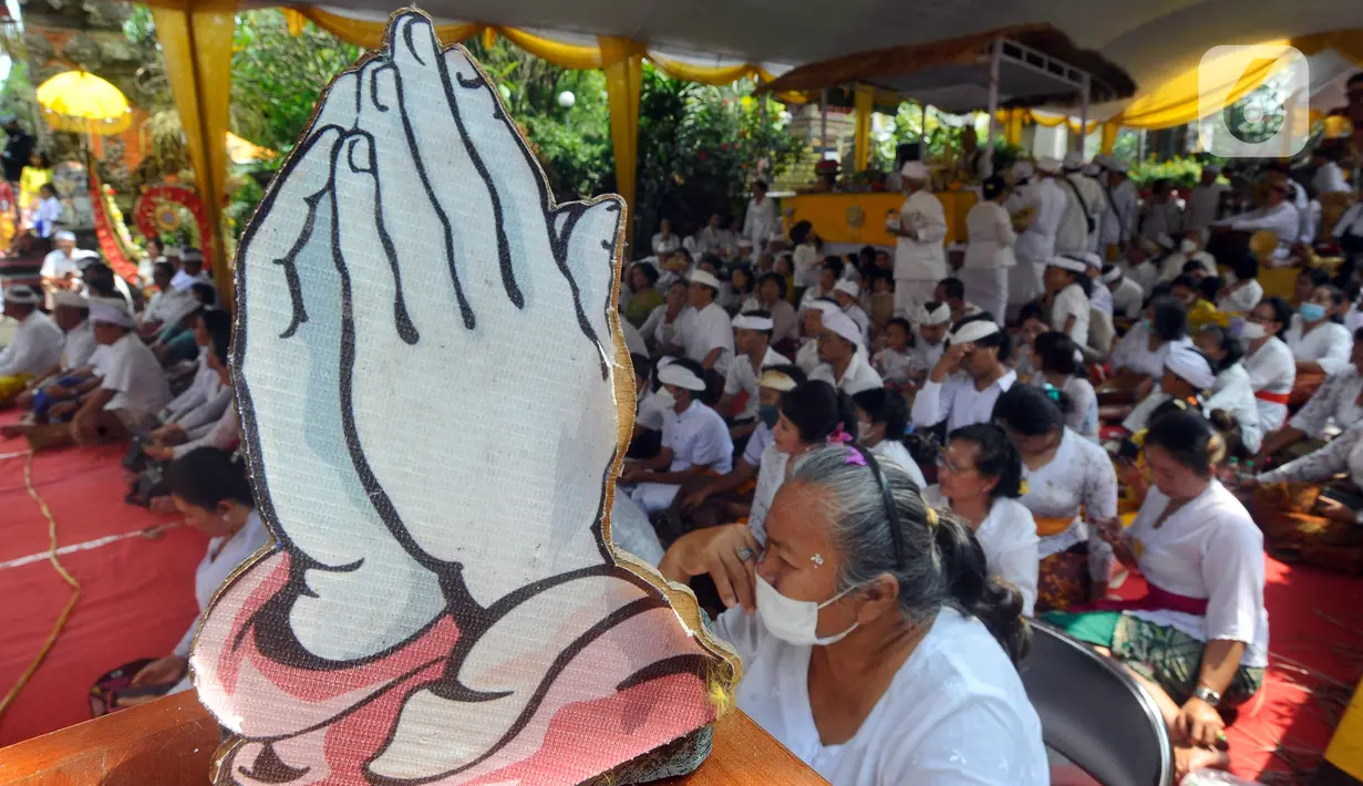 Upacara tersebut digelar untuk menetralisir sifat-sifat jahat agar menjadi lebih baik serta menciptakan kesejahteraan dan keselarasan alam dalam rangkaian Hari Raya Nyepi Tahun Baru Saka 1945. (merdeka.com/Arie Basuki)