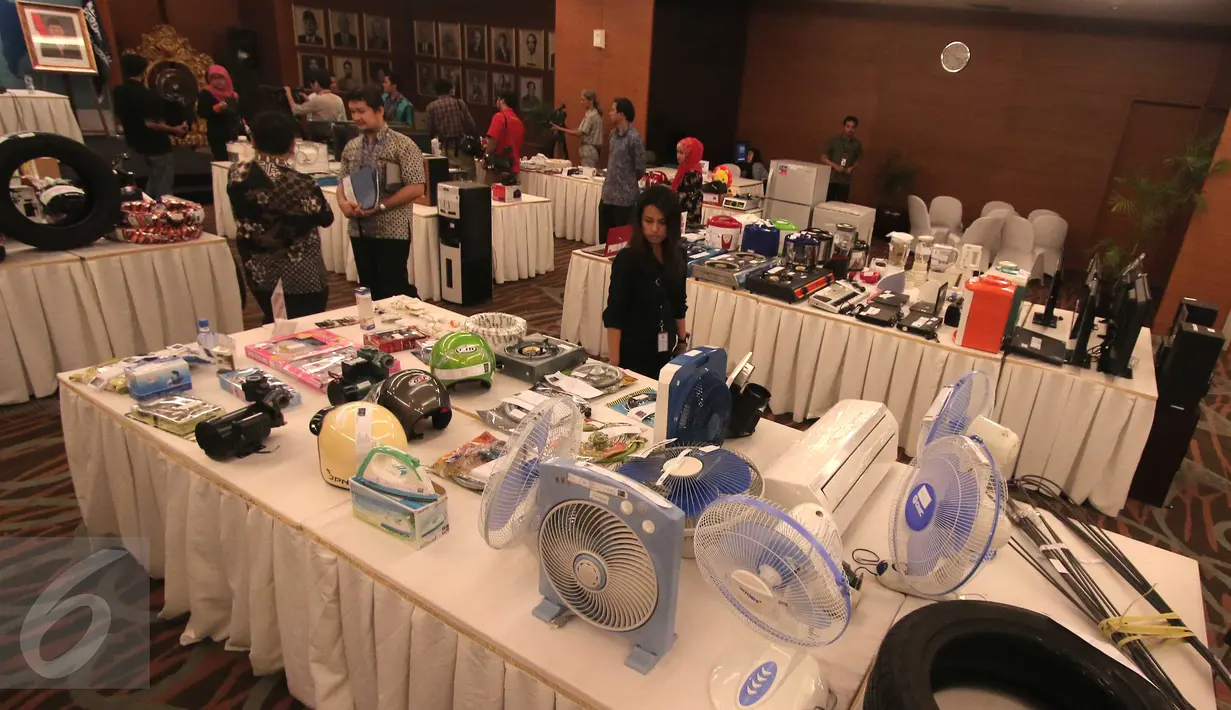 Sejumlah produk dipamerkan oleh Kemendag saat rilis laporan semester II, Jakarta, Selasa (22/12/2015). Hasil pengawasan Kemendag di semester II mendapati 51 pelangaran SNI. (Liputan6.com/Angga Yuniar)