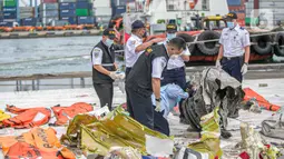 Petugas KNKT memeriksa bagian turbin pesawat Sriwijaya Air dihari kelima yang jatuh di perairan Pulau Seribu, di Dermaga JICT, Jakarta,  Rabu (13/1/2021). Pesawat Sriwijaya Air SJ 182 rute Jakarta-Pontianak  jatuh di perairan Kepulauan Seribu Sabtu (9/1) petang. (Liputan6.com/Faizal Fanani)