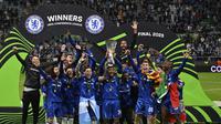 Pemain Chelsea mengangkat trofi juara UEFA Conference League 2024/2025, Kamis (29/5/2025) dini hari WIB. The Blues menang 4-1 atas Real Betis di laga final untuk menyabet gelar juara tersebut. (AP Photo/Denes Erdos)