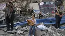 Musisi Palestina tampil di puing-puing Menara Hanadi di Kota Gaza (2/6/2021). Acara diselenggarakan oleh Komite Pemuda dan Kebudayaan Palestina lebih dari seminggu setelah gencatan senjata mengakhiri 11 hari permusuhan antara Israel dan Hamas. (AFP Photo/Mohammed Abed)