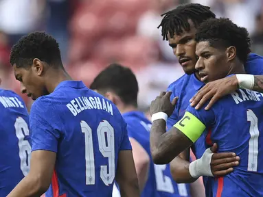 Striker Inggris, Marcus Rashford (kanan) bersama Tyron Mings merayakan gol yang dicetaknya ke gawang Rumania dalam laga uji coba menjelang berlangsungnya Euro 2020 di Riverside Stadium, Middlesbrough, Minggu (6/6/2021). Inggris menang 1-0 atas Rumania. (AP/Paul Ellis/Pool)