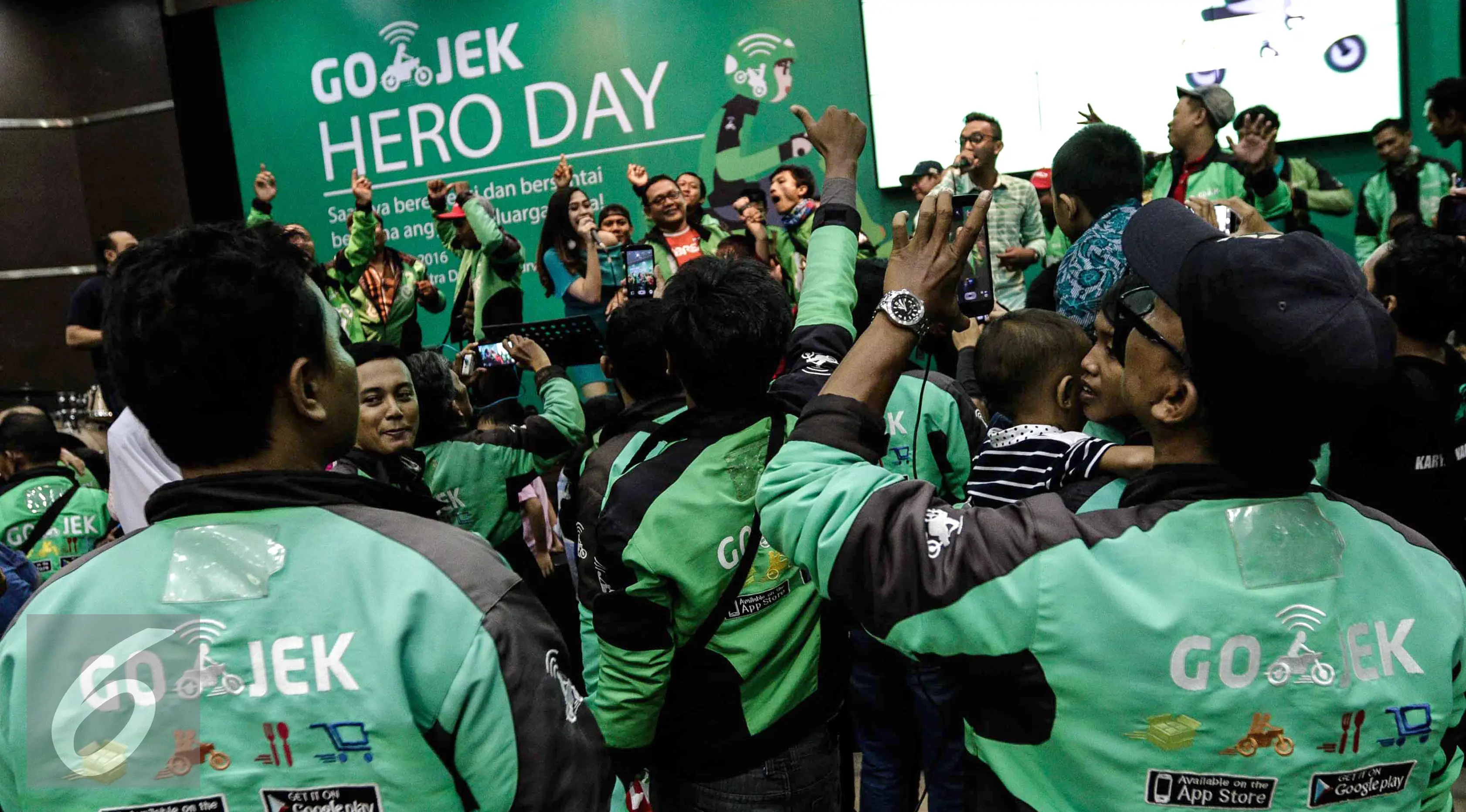 Puluhan GO-JEK berjoget ria saat mengikuti acara GO-JEK Hero Day di Jakarta, Minggu (20/11). Dalam acara tersebut GO-JEK meluncurkan program SWADAYA yang bertujuan membantu meningkatkan kesejahteraan para mitra driver GO-JEK. (Liputan6.com/Faizal Fanani)