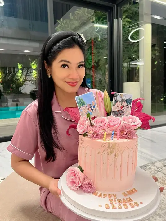 Titi dan sahabatnya kompak mengenakan baju tidur. Titi sendiri tampil dengan set baju tidur berwarna pink yang dipadukan dengan bandana hitam. [@ titi_kamall]