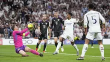 Kiper Bayern Munchen, Manuel Neuer (kiri) berhasil menangkap bola tendangan striker Real Madrid, Rodrygo (tengah) pada laga leg kedua semifinal Liga Champions 2023/2024 di Santiago Bernabeu Stadium, Madrid, Rabu (8/5/2024). (AP Photo/Manu Fernandez)