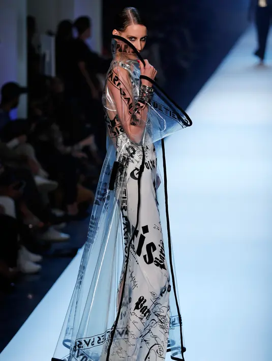 Model berpose di atas catwalk membawakan busana Haute Couture Fall/Winter 2018/2019 karya desainer asal Prancis, Jean Paul Gaultier di Paris, (4/7). (AP Photo/Francois Mori)