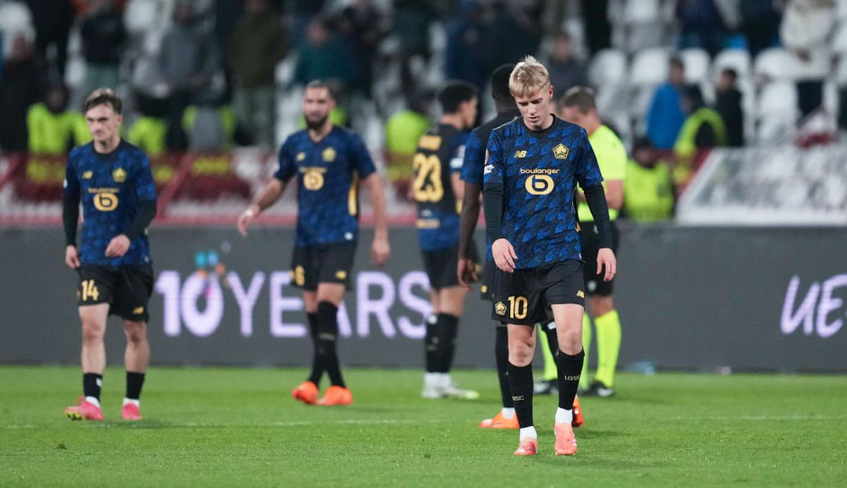 Pemain Lille tertunduk lese setelah timnya kandas 0-1 dari Red Star Belgrade pada Matchday 4 Liga Europa 2025/2026 di Rajko Mitic Stadium hari Jumat (07/11/2025) dini hari WIB. (AP Photo/Darko Vojinovic)