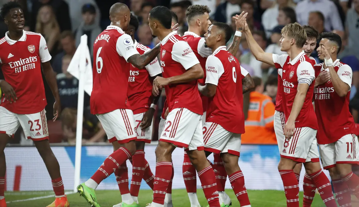 <p>Para pemain Arsenal melakukan selebrasi setelah Gabriel Jesus (tengah kanan) mencetak gol ke gawang Aston Villa selama pertandingan lanjutan Liga Inggris di Stadion Emirates di London, Kamis (1/9/2022). Arsenal menag tipis atas Aston Villa 2-1. (AP Photo/David Cliff)</p>