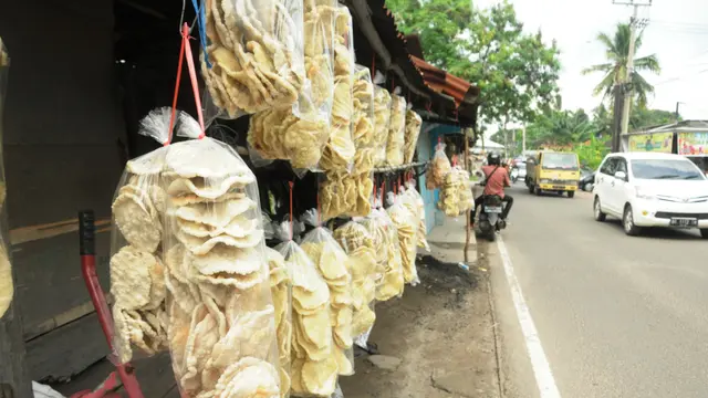 Menyantap Ketupat Lebaran Tak Nikmat Tanpa Kemplang Palembang