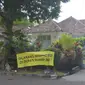 Spanduk larangan berfoto terpasang di depan 'Rumah Milea', Kota Bandung, 6 Agustus 2024. (Liputan6.com/Dikdik Ripaldi)