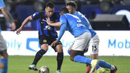 Pemain Inter Milan, Lautaro Martinez berusaha melewati pemain Napoli, Amir Rrahman dan Juan Jesus dalam partai final Supercoppa Italia di Stadion Al-Awwal Park, Riyadh, Selasa (23/1/2024). (AP Photo)