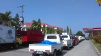 Antrean di Stasiun Pengisian Bahan Bakar Umum (SPBU) menjadi pemandangan yang tak pernah hilang di Gorontalo. (Liputan6.com/ Arfandi Ibrahim)