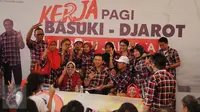 Calon Gubernur DKI Basuki T Purnama (Ahok) kembali menemui pendukungnya di Rumah Lembang, Jakarta, Kamis (5/1). (Liputan6.com/Gempur M Surya)