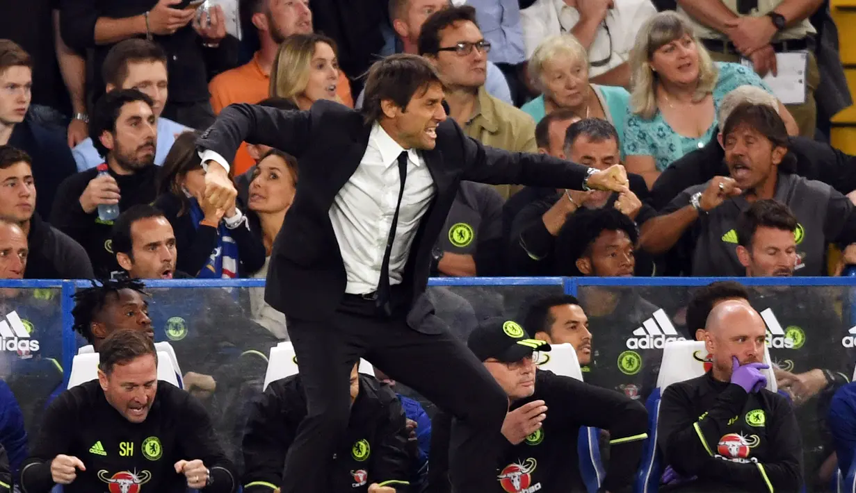 Selebrasi Manajer Chelsea, Antonio Conte saat anak asuhnya berhasil mencetak gol ke gawang West Ham United di Stadion Stamford Bridge, Senin (15/8). Chelsea keluar sebagai pemenang dengan skor 2-1. (REUTERS/ Eddie Keogh)