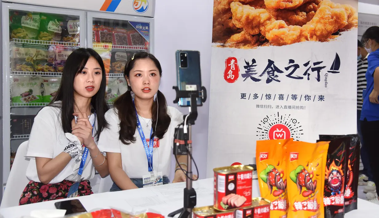 Para peserta pameran memperkenalkan produk melalui siaran langsung daring (livestreaming) meggunakan ponsel dalam Pameran Industri Daging Internasional China ke-18 di Qingdao, Provinsi Shandong, China, 10 September 2020. (Xinhua/Li Ziheng)