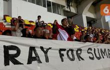 Cerita dari Thailand: Suporter Timnas Indonesia U-22 Kibarkan Spanduk Pray for Sumatra di SEA Games 2025