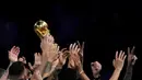 Para pemain Argentina mengangkat trofi juara usai mengalahkan Prancis pada pertandingan sepak bola final Piala Dunia 2022 di Stadion Lusail, Lusail, Qatar, 18 Desember 2022. Argentina menang 4-2 dalam adu penalti setelah pertandingan berakhir imbang 3 -3. (AP Photo/Frank Augstein)