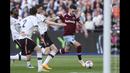 Pemain West Ham United, Declan Rice (kanan), mengontrol bola dibayangi pemain MU dalam laga pekan ke-35 Premier League 2022/2023 yang berlangsung di London Stadium, Senin (8/5/2023) dini hari. (AP Photo/Ian Walton)