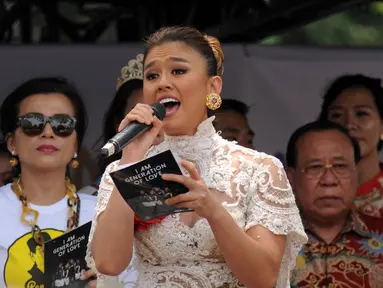 Agnez Mo membacakan Deklarasi Perdamaian saat perayaan Hari Perdamaian Internasional di Balai Kota Jakarta, Minggu (20/9/2015). Beragam komunitas hadir dalam perayaan Hari Perdamaian Internasional. (Liputan6.com/Helmi Fithriansyah)