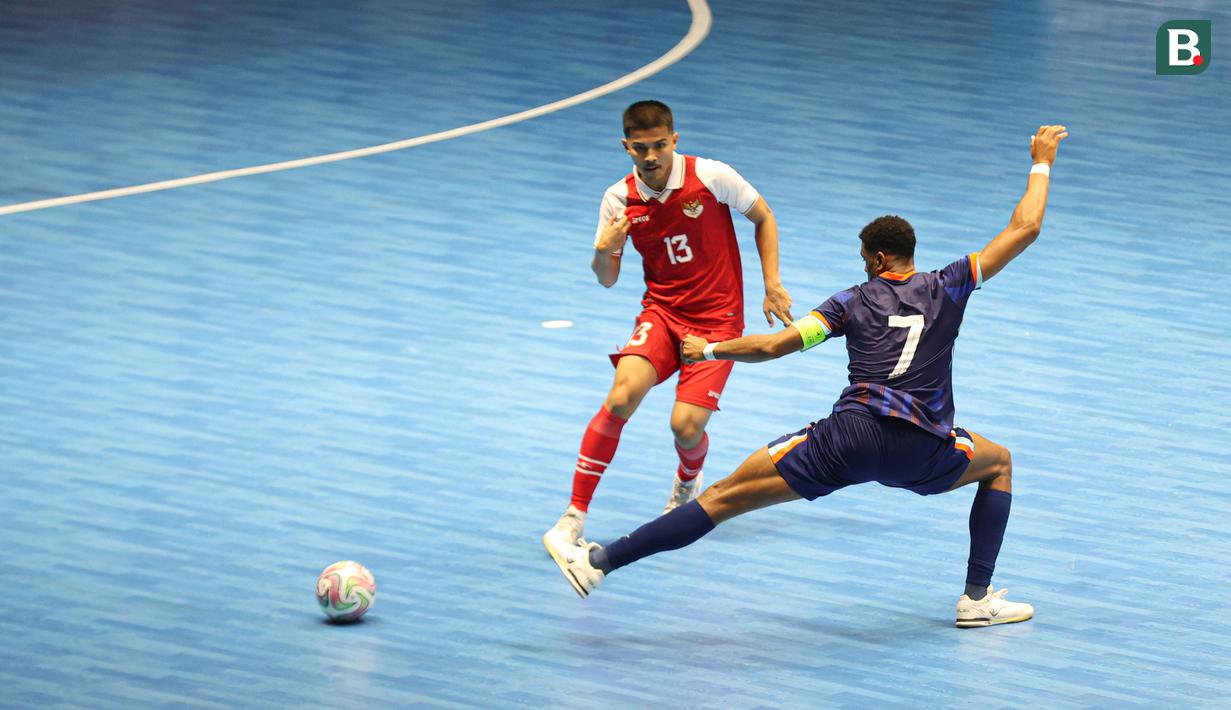 Pemain Timnas Futsal Indonesia, Dewa Rizki mencoba melewati pemain Belanda pada laga lanjutan Four Nations Cup 2025 yang bergulir di Hall Basket Senayan, Jakarta, pada Sabtu (20/9/2025).