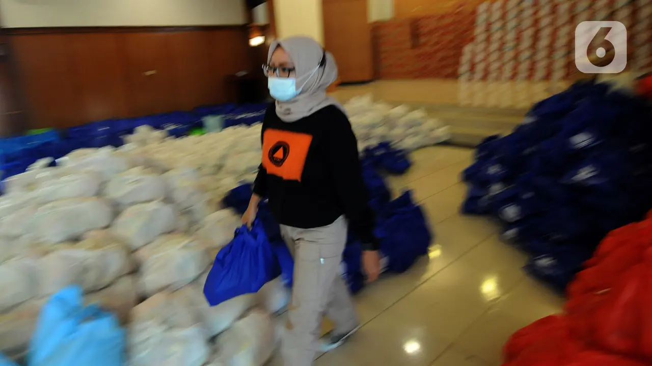 FOTO: Bansos Bahan Makanan untuk Warga Isolasi Mandiri di Bogor