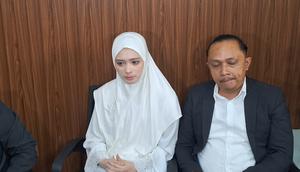 Inara Rusli belakangan jadi sorotan terkait dugaan perselingkuhan dan perzinaan Insanul Fahmi. Istri Fahmi, Wardatina Mawa, membawa ini ke jalur hukum.
