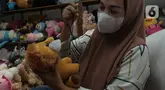 Perajin boneka rumahan Sipaka tengah menyelesaikan pembuatan boneka di Bekasi, Jawa Barat, Rabu (27/9/2023). (merdeka.com/Imam Buhori)