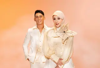 Marini Zumarnis tampil serasi dengan sang putri Daffa Wardhana di Hari Ibu. Keduanya mengenakan busana bernuansa netral dari Danjyo Hyoji. Marini Zumarnis kenakan outfit layering yang padukan kemeja putih dengan puffy sleeve outer floral 3D dan rok tulle panjang [@marinizumarnisreal]