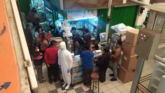 Warga Menyerbu lapak penjual alat-alat kesehatan di Pasar Pramuka, Matraman, Jakarta Timur, Selasa (3/3/2020). Masyarakat memborong masker usai Presiden Jokowi mengumukan 2 WNi positif terjangkit virus Corona.