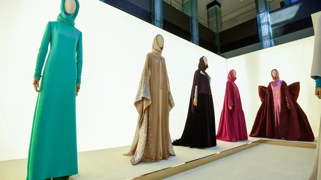 Valentino RIlis Koleksi Abaya Eksklusif untuk Perempuan Muslimah