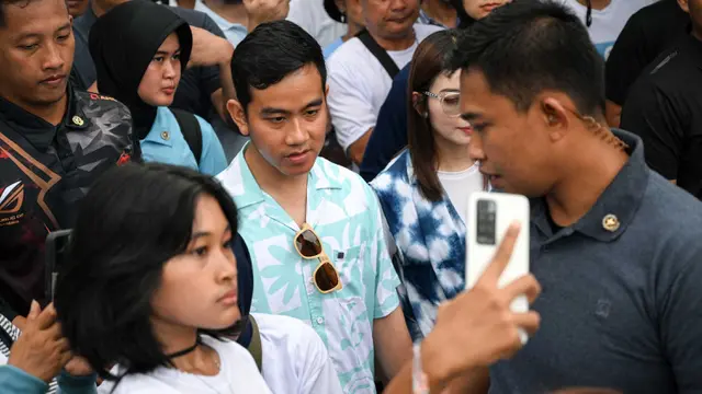 Cawapres Gibran Rakabuming Raka Sambangi Pantai Sanur