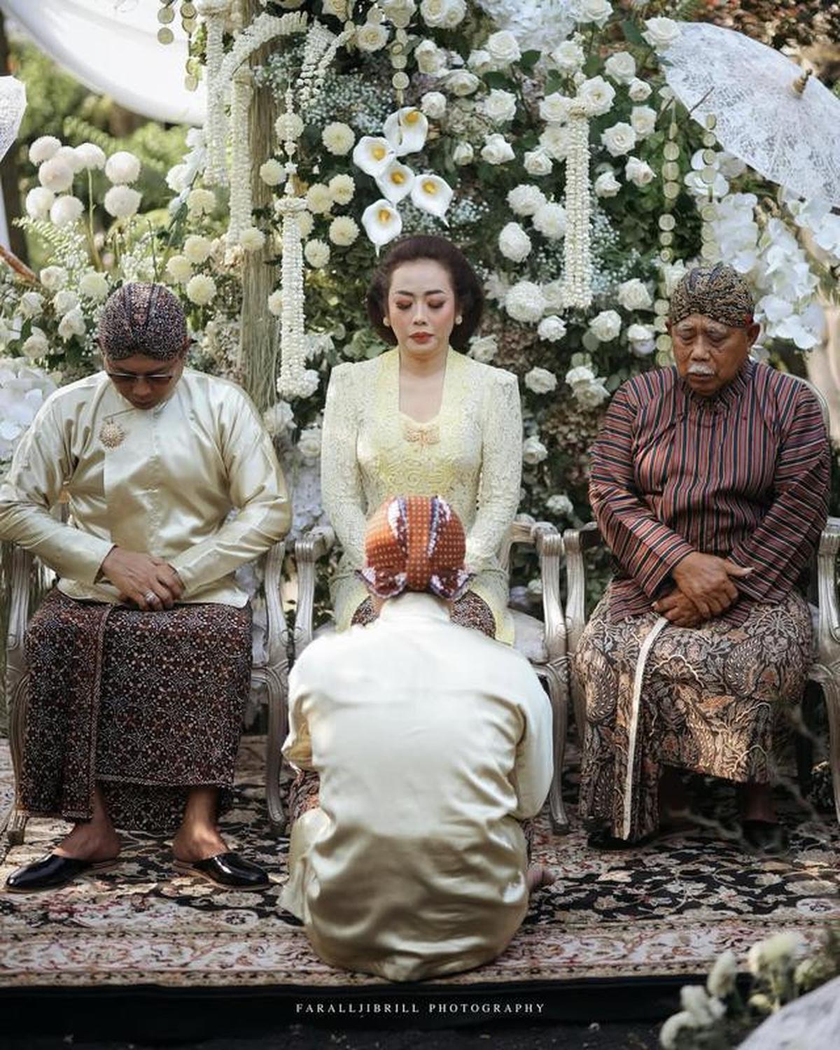 22 Potret Detail Dekorasi Siraman Pernikahan Putra Soimah dengan Adat Jawa yang Mewah dan Sakral