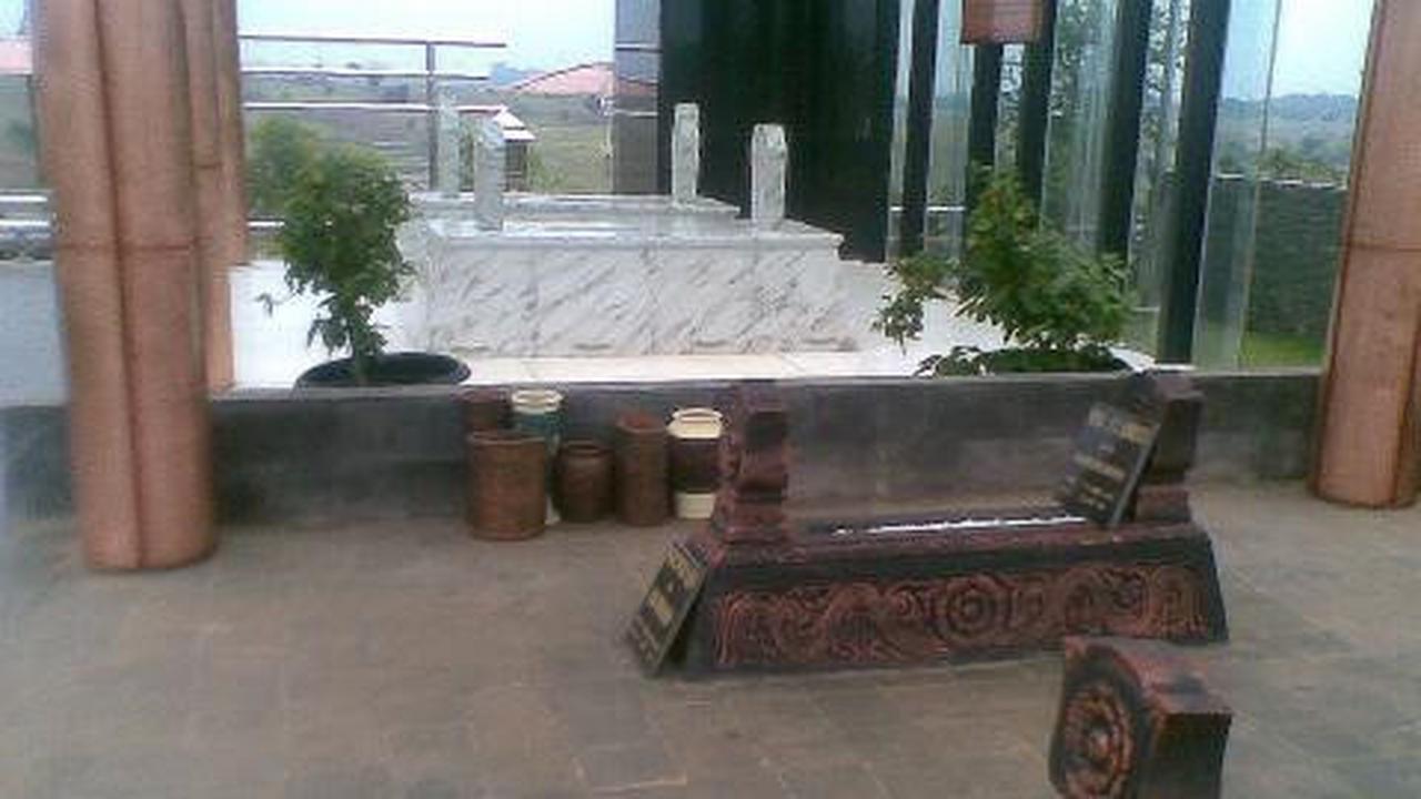 FPI: Makam elite tiru budaya Barat