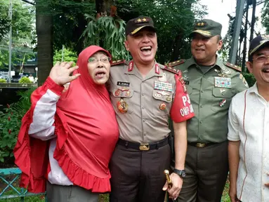 Kapolda Metro Jaya Irjen Pol M Iriawan bersama Pangdam Jaya Mayjen Teddy Lhaksmana berfoto bersama warga di TPS 4 Gambir, Jakarta Pusat, Rabu (15/2). Kapolda bersama Pangdam memantau pelaksanaan Pilkada DKI 2017di sejumlah TPS. (Dok. Istimewa)